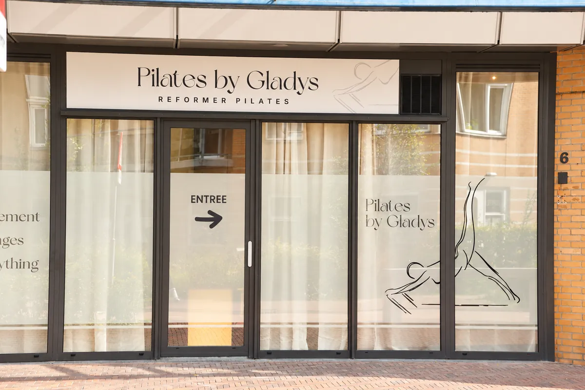 De gevel van Pilates by Gladys aan het Gruttoplein met de ingang