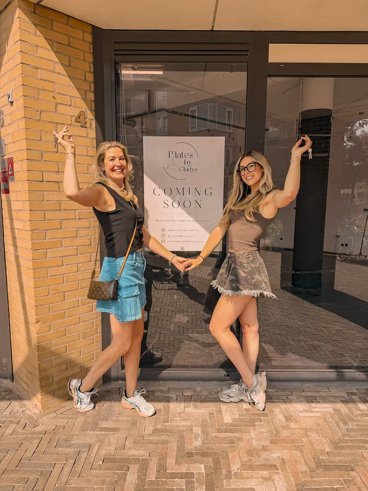 Gladys en Yentel voor de nieuwe studio aan het Gruttoplein 4–6 in Diemen-Noord